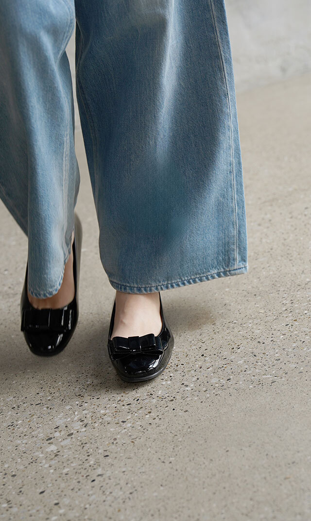 立体的なリボンが華やかなアクセントに映える1足