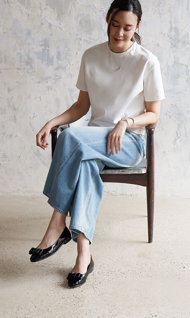 立体的なリボンが華やかなアクセントに映える1足