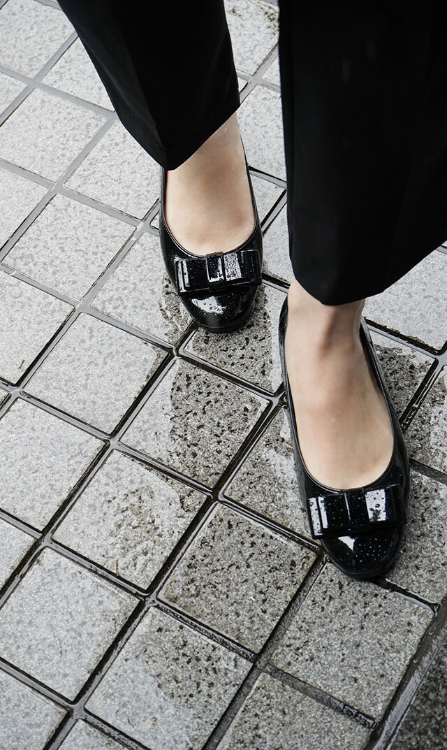 立体的なリボンが華やかなアクセントに映える1足