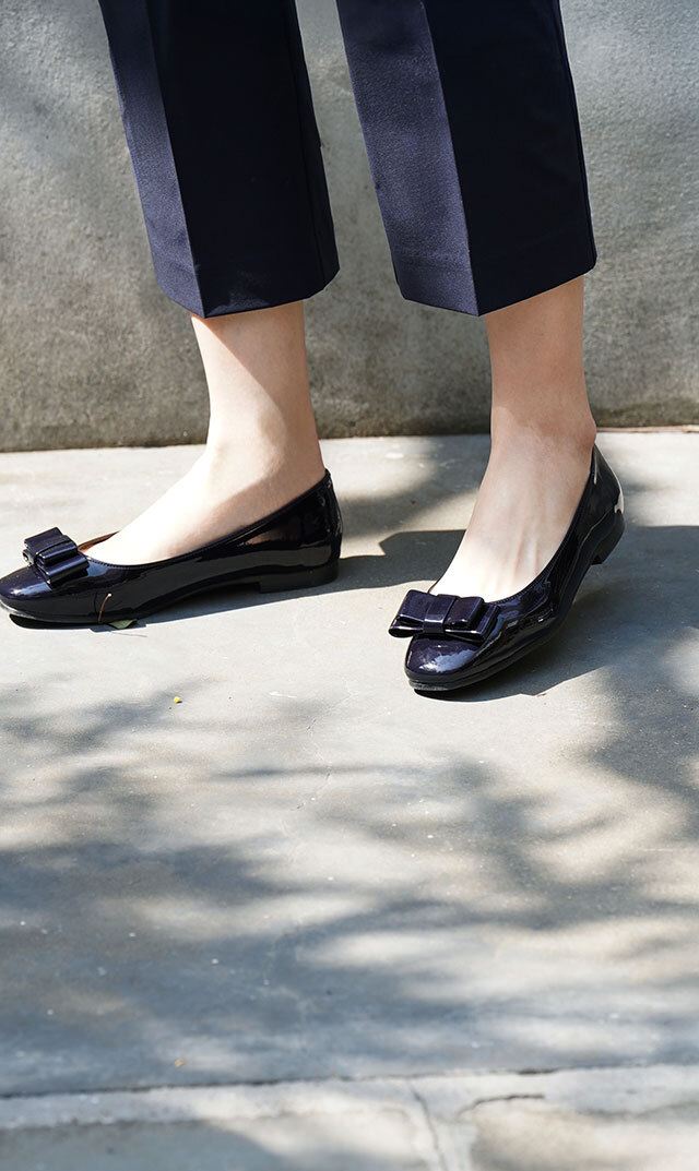 立体的なリボンが華やかなアクセントに映える1足