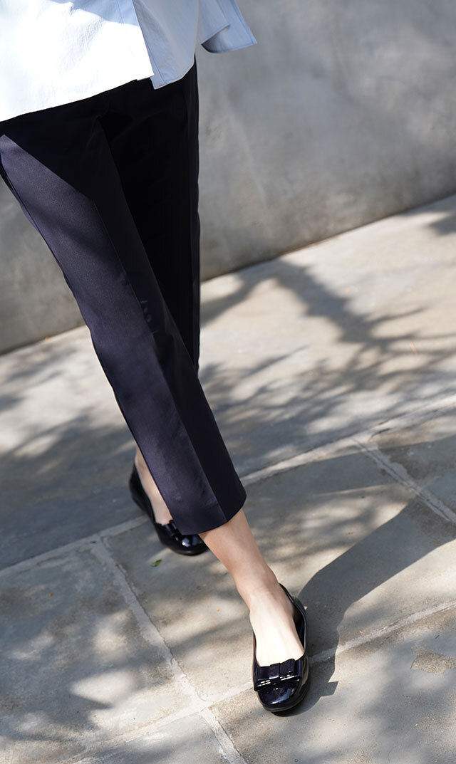 立体的なリボンが華やかなアクセントに映える1足