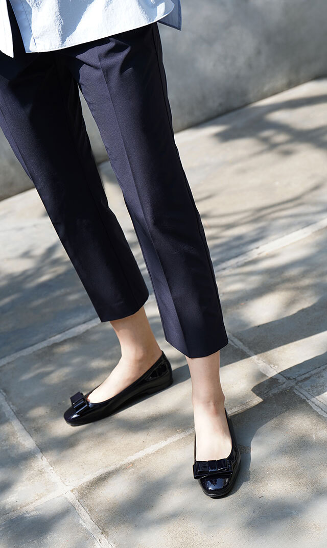 立体的なリボンが華やかなアクセントに映える1足