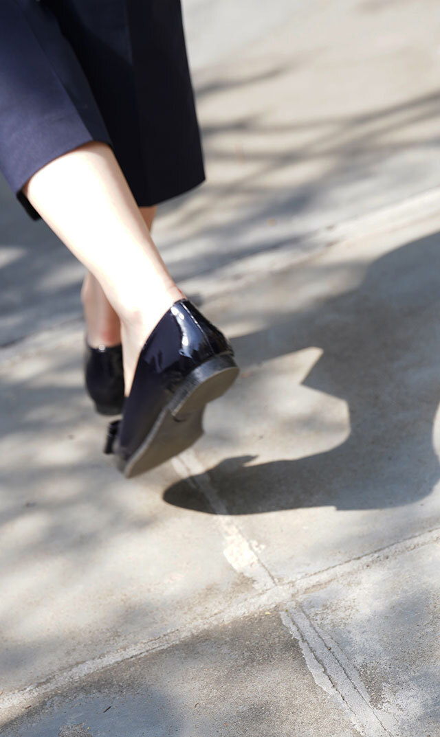 立体的なリボンが華やかなアクセントに映える1足