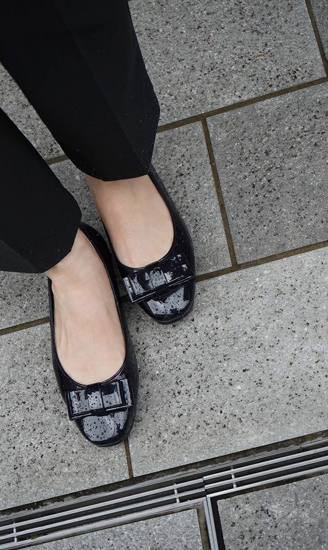 立体的なリボンが華やかなアクセントに映える1足