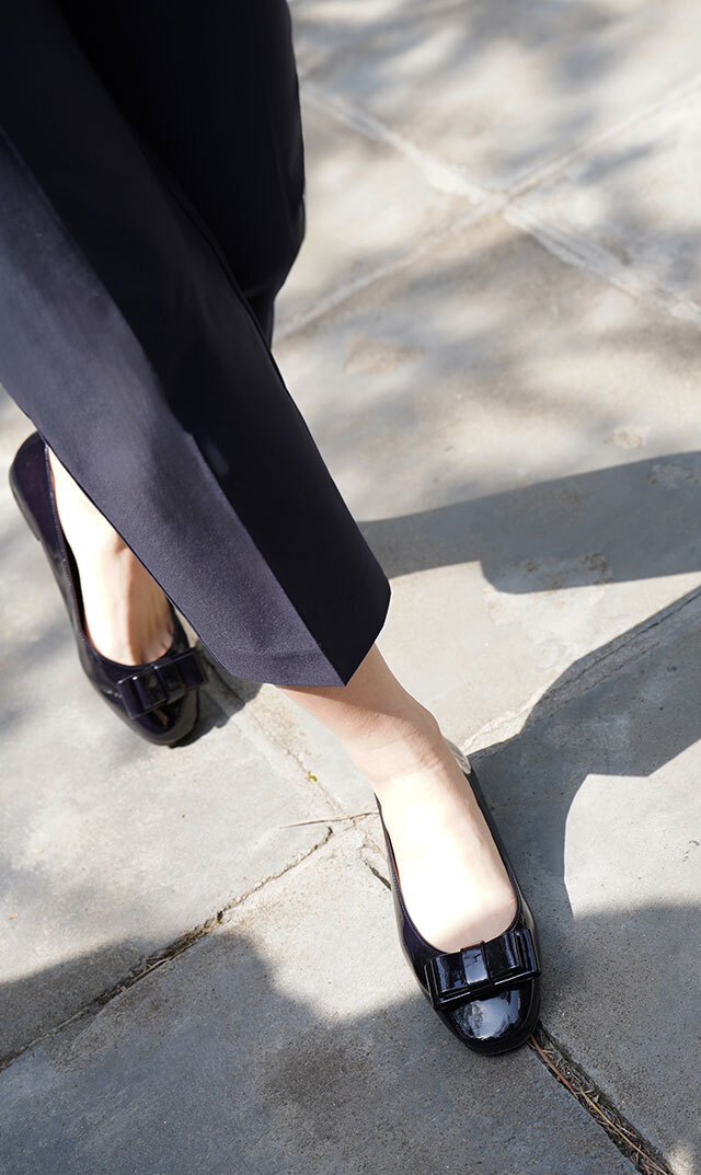 立体的なリボンが華やかなアクセントに映える1足