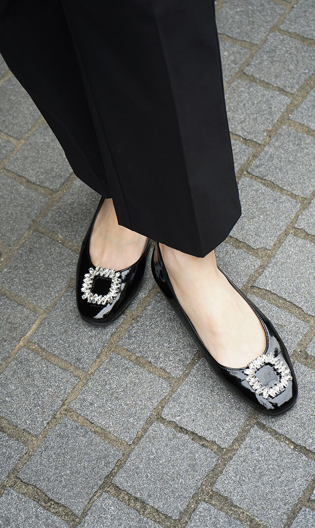 甘さを抑えたスクエアトゥに、クリスタルのように煌めくビジューが魅力