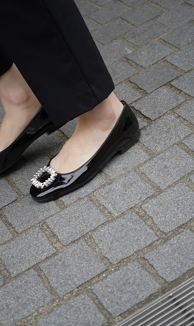 甘さを抑えたスクエアトゥに、クリスタルのように煌めくビジューが魅力