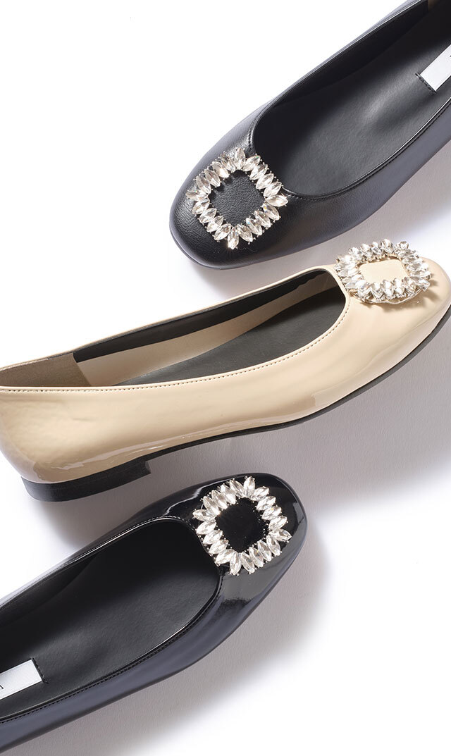 甘さを抑えたスクエアトゥに、クリスタルのように煌めくビジューが魅力