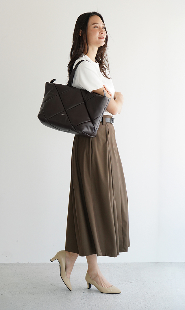 ④バックとパンフ 歩きやすさを追求したママのための5cmヒールパンプス