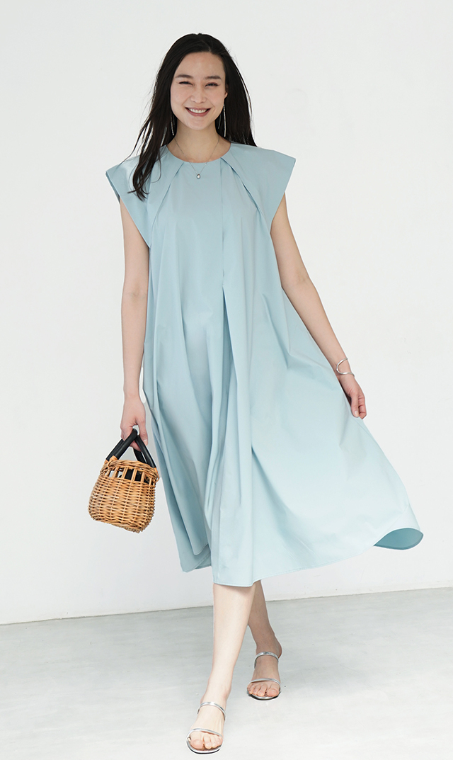 真夏でも軽やかで快適な着心地、シャープさと可愛らしさが魅力の