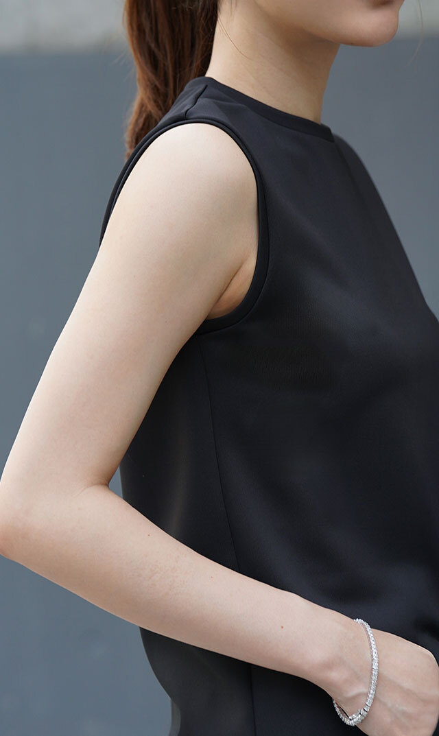 素材やフィット感、着たときの美しさにこだわった大人のための“アイナ