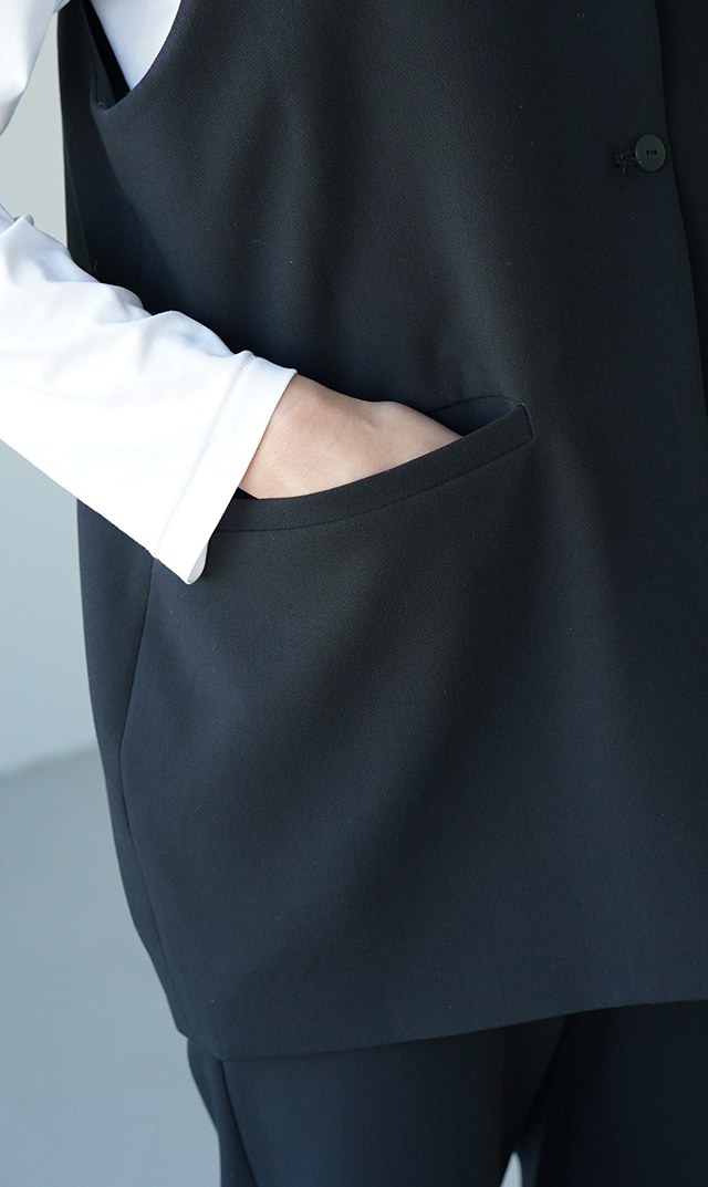 多機能素材コクーンジレ黒