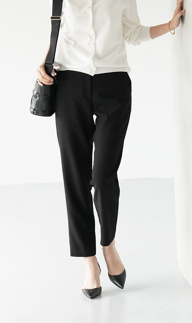 多機能素材テーパードパンツ黒