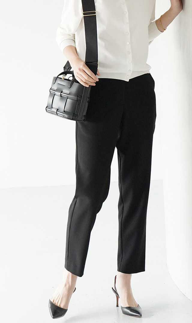 多機能素材テーパードパンツ黒