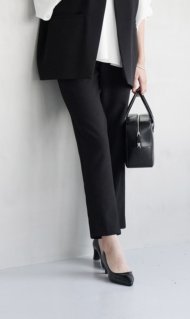 多機能素材テーパードパンツ黒