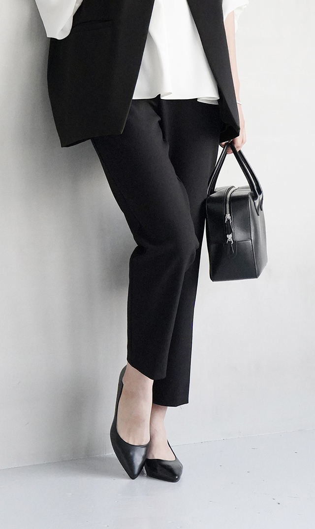 程よいゆとりを持たせたテーパードシルエット、きちんと見えてどこか