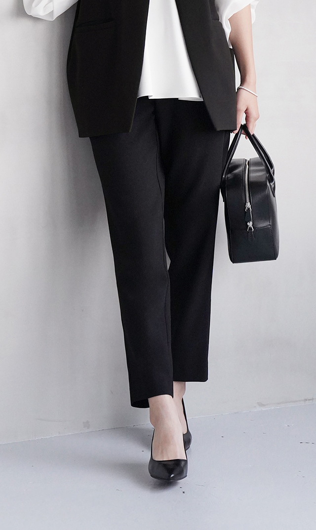 多機能素材テーパードパンツ黒