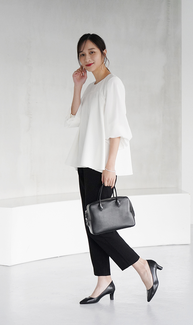 程よいゆとりを持たせたテーパードシルエット、きちんと見えてどこか