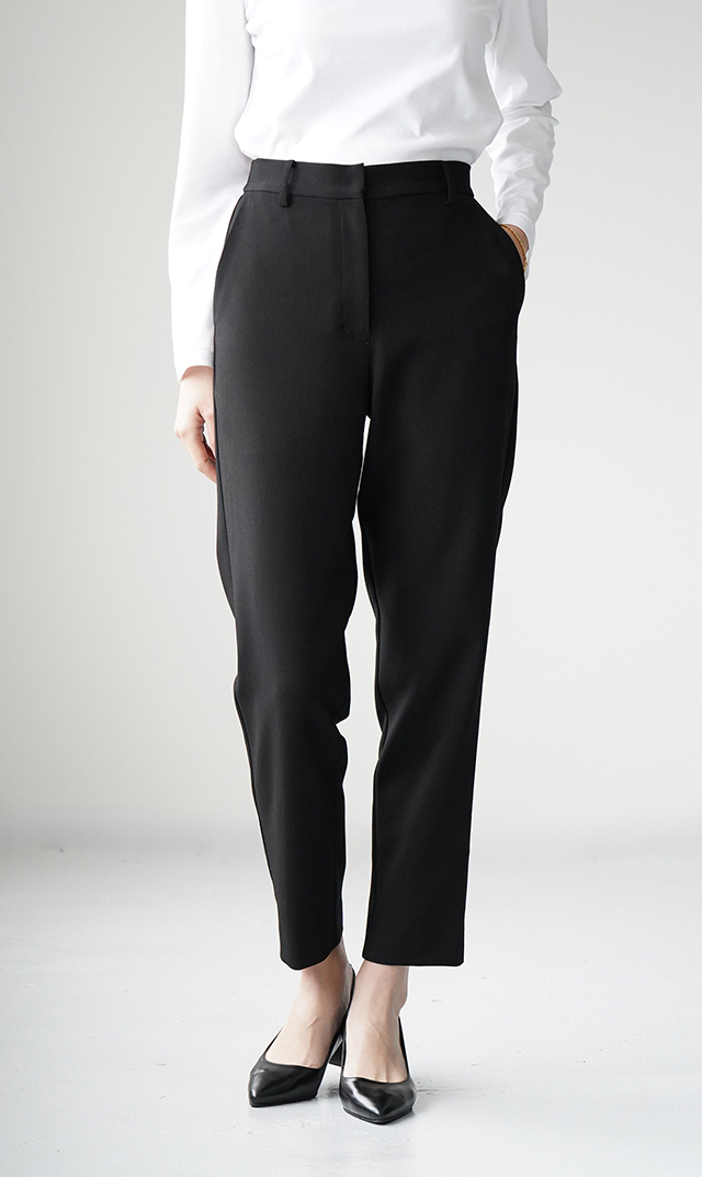 多機能素材テーパードパンツ黒