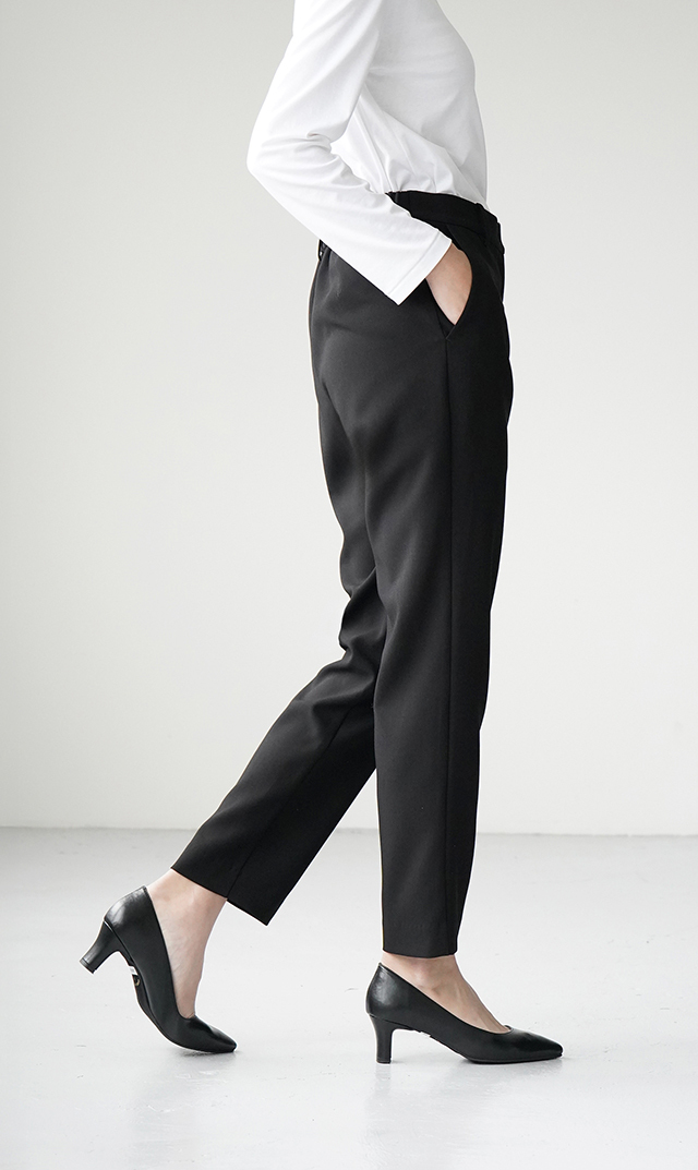 程よいゆとりを持たせたテーパードシルエット、きちんと見えてどこか