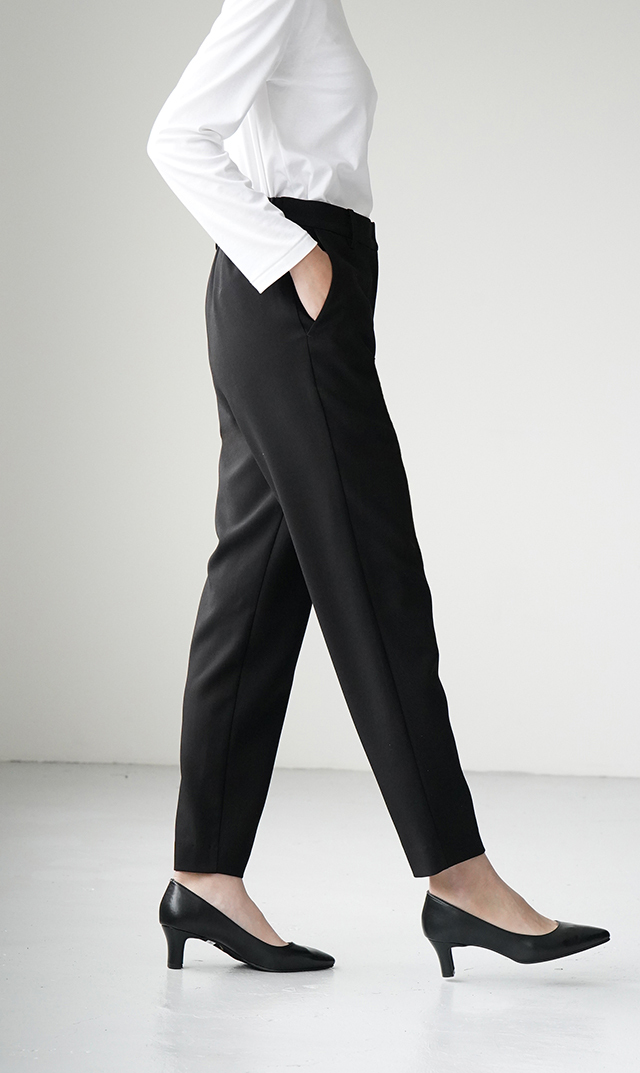 多機能素材テーパードパンツ黒