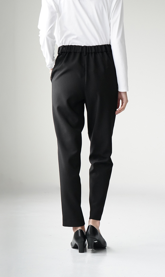 多機能素材テーパードパンツ黒