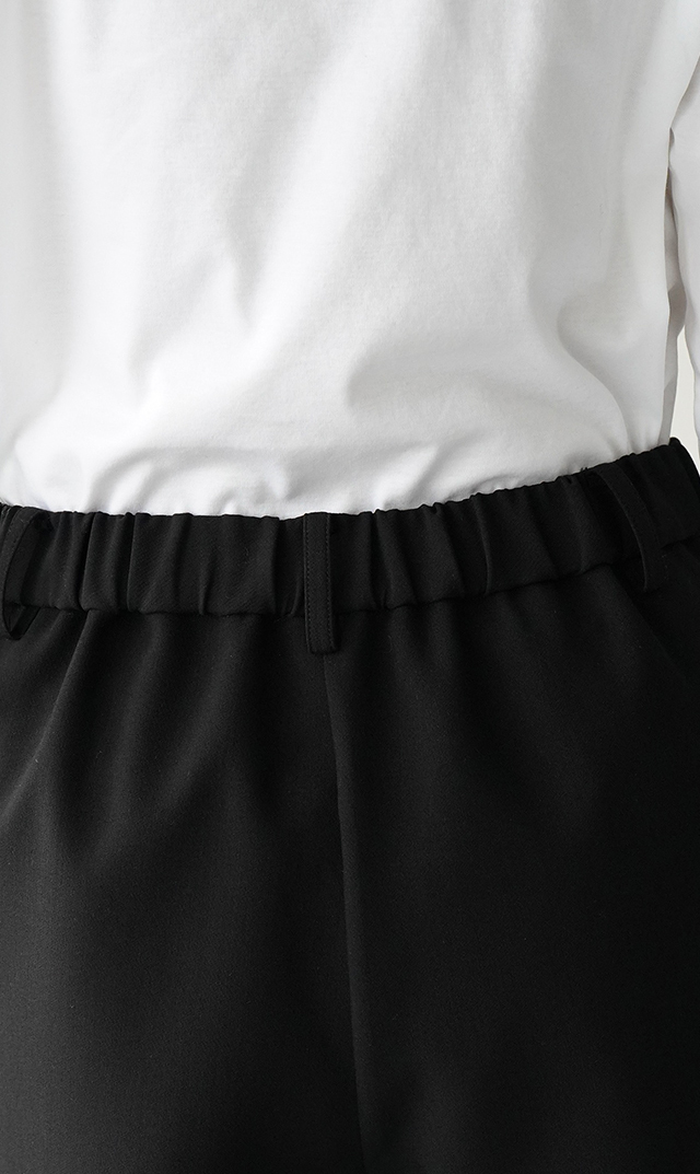 多機能素材テーパードパンツ黒