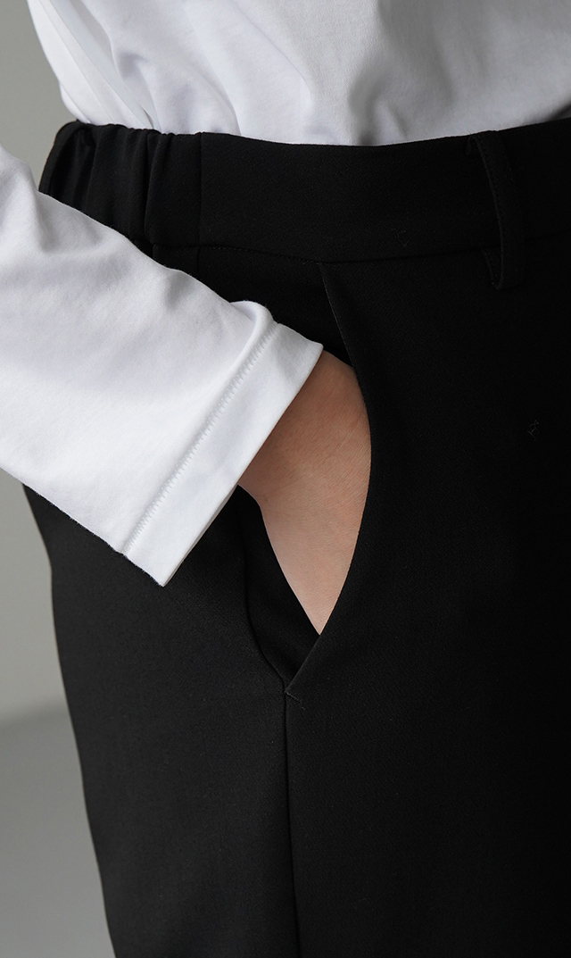 多機能素材テーパードパンツ黒