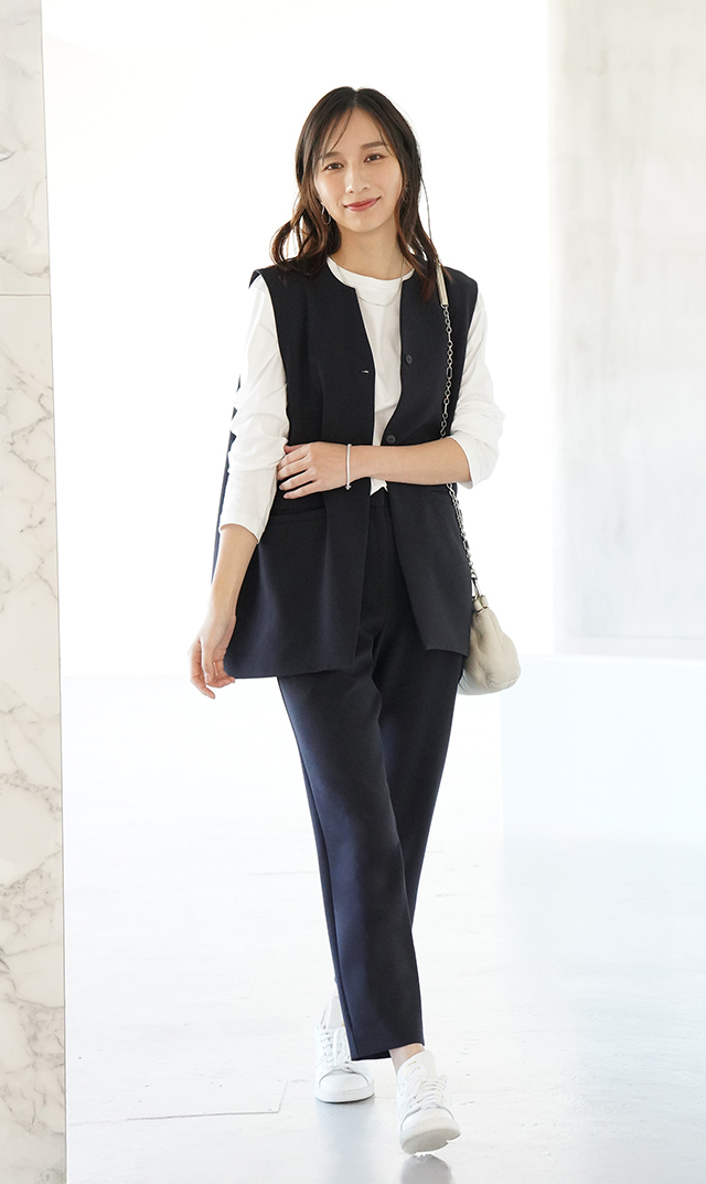 多機能素材テーパードパンツ紺