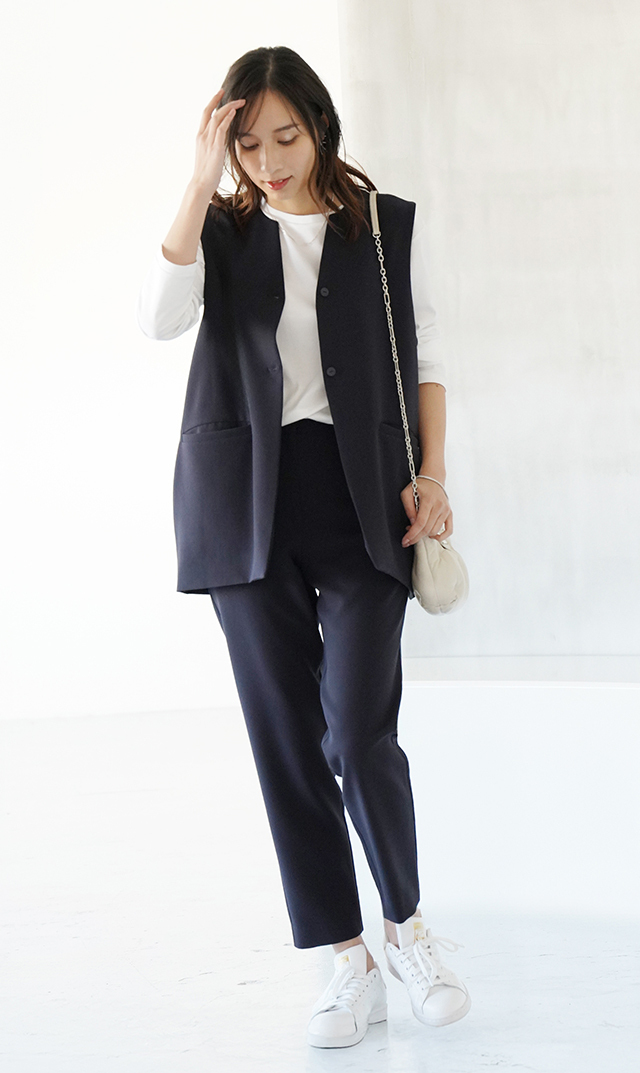 多機能素材テーパードパンツ紺