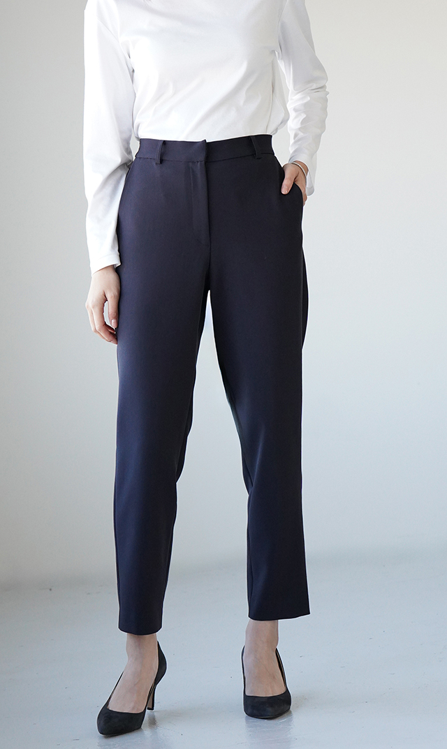 多機能素材テーパードパンツ紺