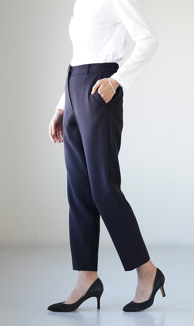 多機能素材テーパードパンツ紺