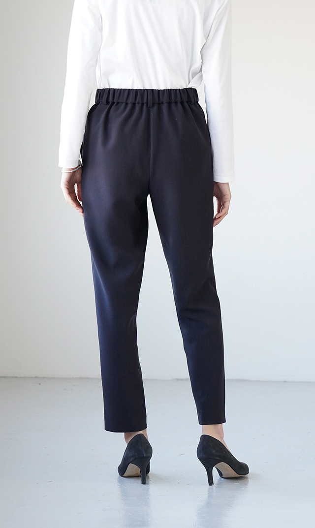 程よいゆとりを持たせたテーパードシルエット、きちんと見えてどこか