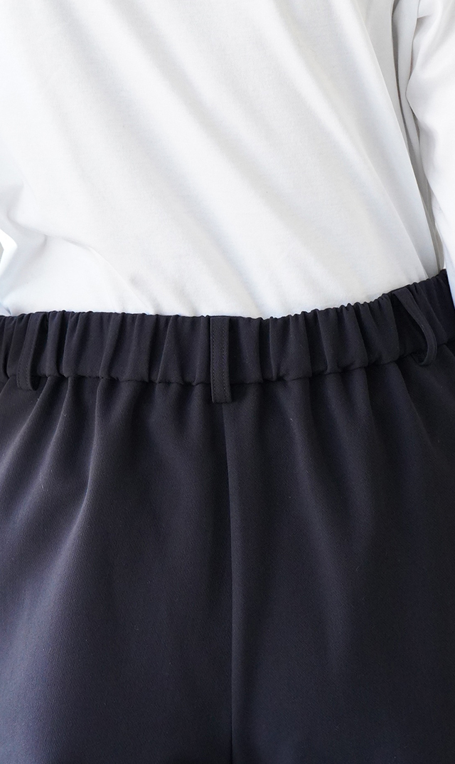 多機能素材テーパードパンツ紺