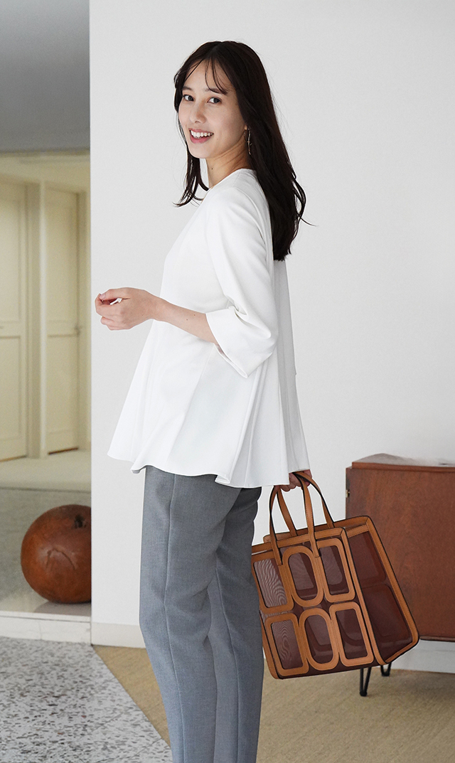 洗練された存在感と、程よく華やぎのあるシルエットがどの角度からも