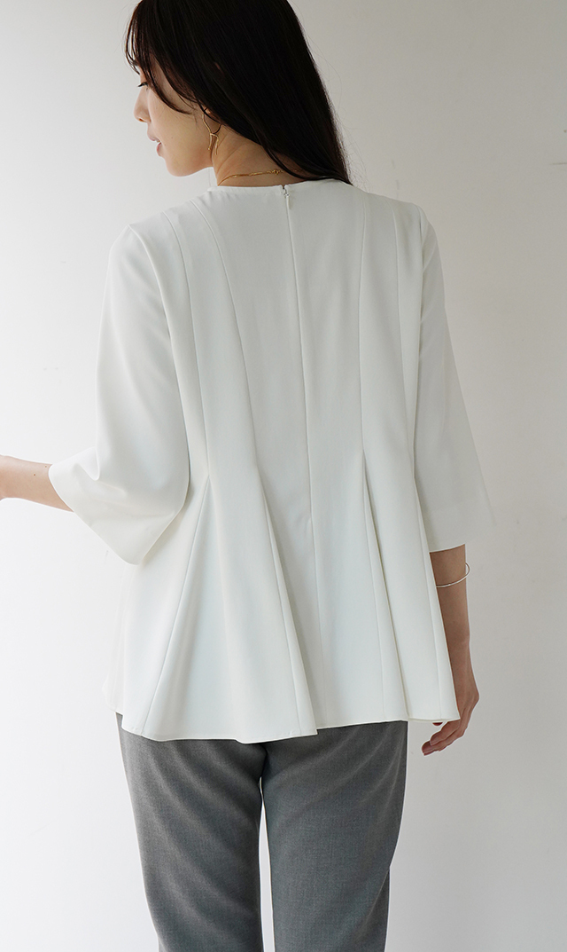 洗練された存在感と、程よく華やぎのあるシルエットがどの角度からも