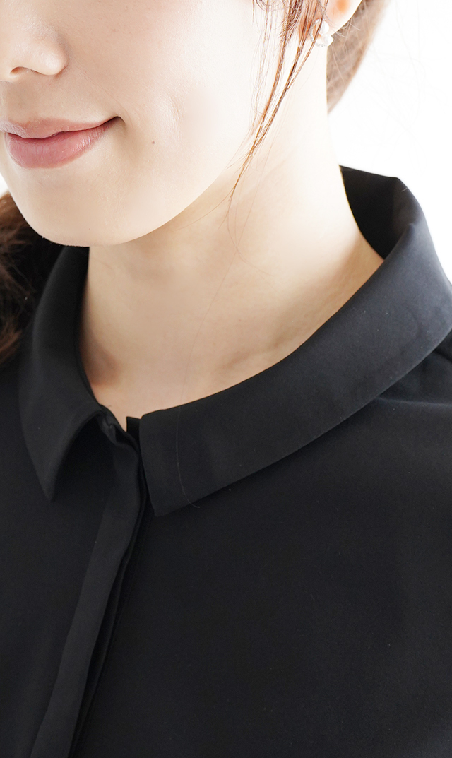 襟付きタックデザイン５分袖ブラウス黒