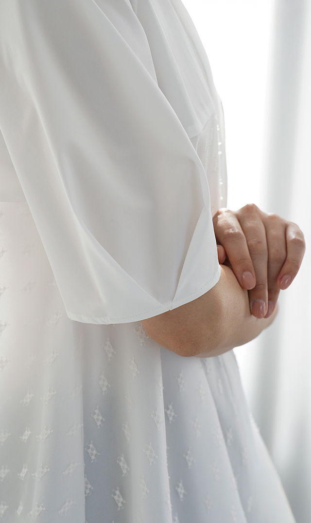 襟付きタックデザイン５分袖ブラウス白