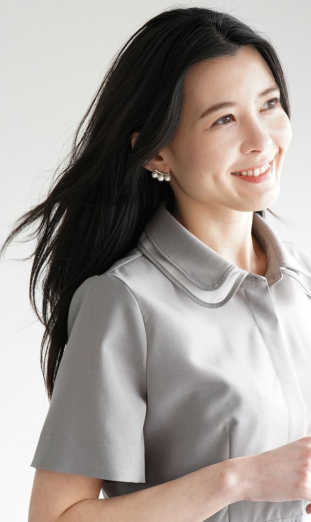 爽やかな素材で軽やかに着こなせる、洗練された存在感をもたらす大人の
