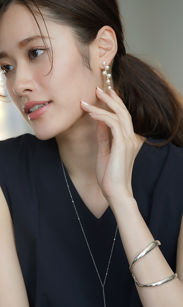 【Roger Vivier】直営店 ラインストーン＆パール ロングピアス RogerViver】ラインストーンとパールのピアス シルバー