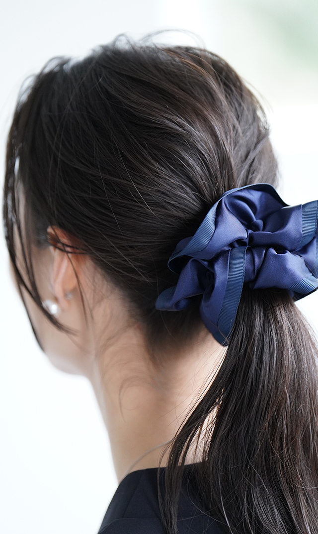 上品な光沢感のサテン素材の程よいボリュームのフリルシュシュが登場！