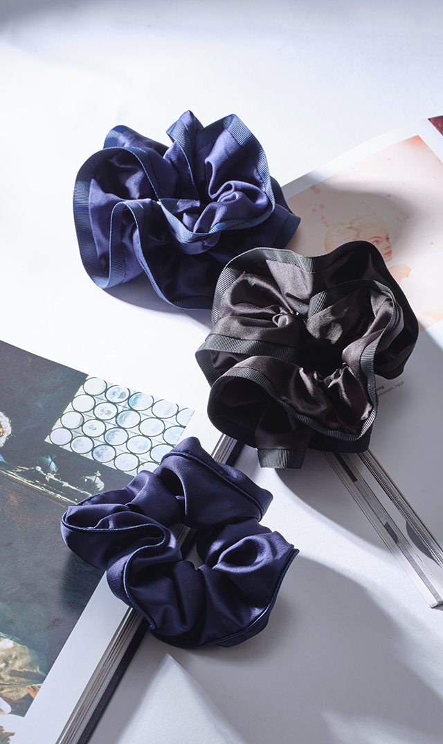 上品な光沢感のサテン素材の程よいボリュームのフリルシュシュが登場！