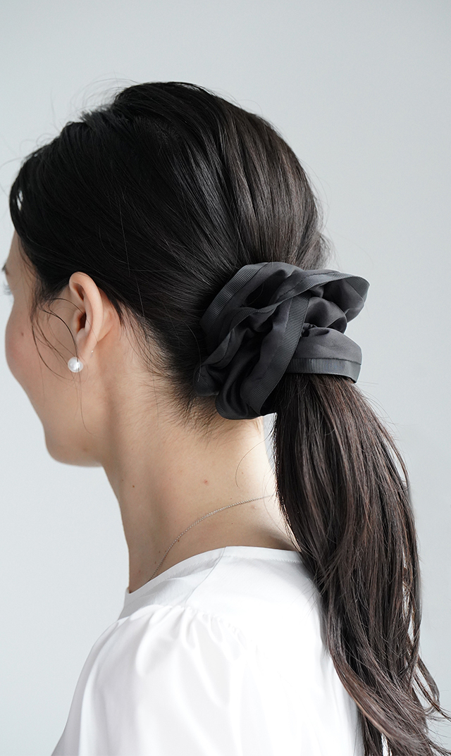 フリル付きサテン風ヘアシュシュ 上品な光沢感のサテン素材の程よいボリュームのフリルシュシュが