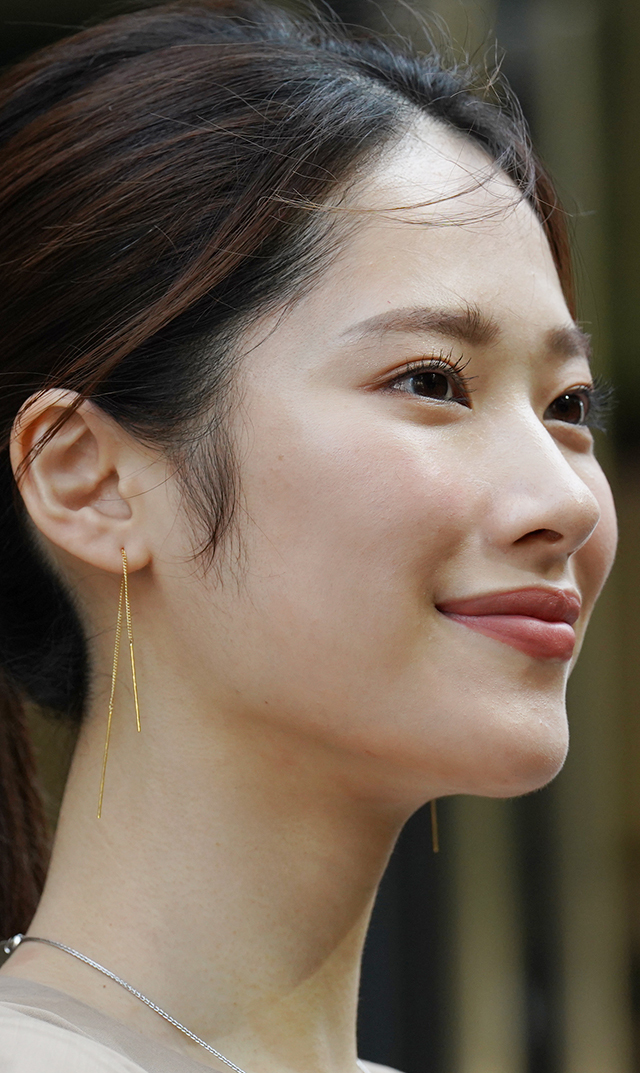 動くたびに揺れる繊細な輝きが、フェミニンで洗練された印象の