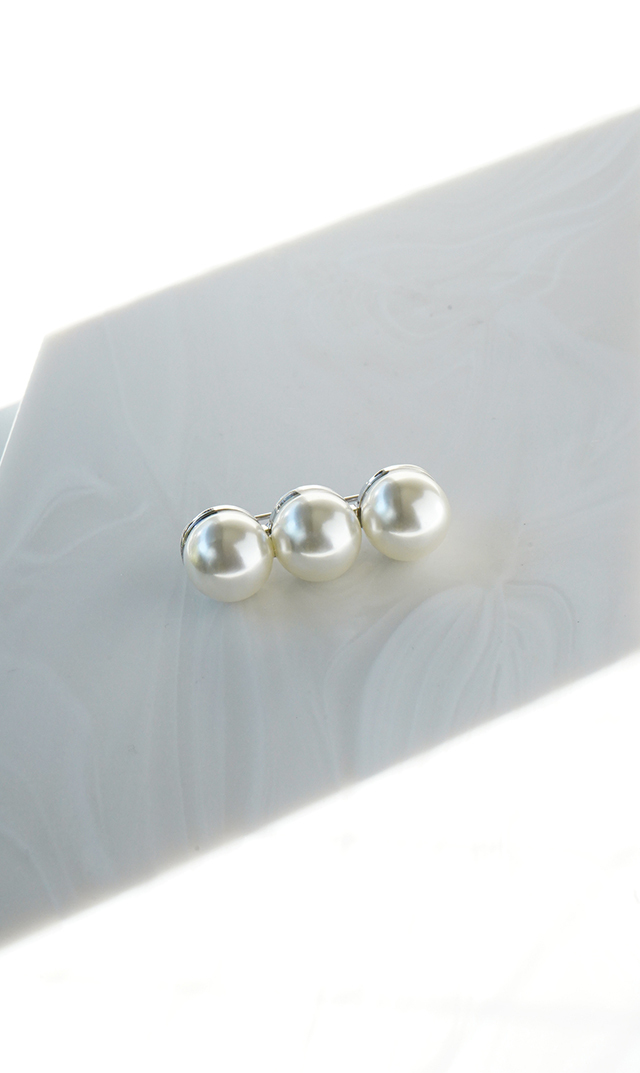 大粒のパールが目を惹き、装いに華やかさをプラス “スリーパール