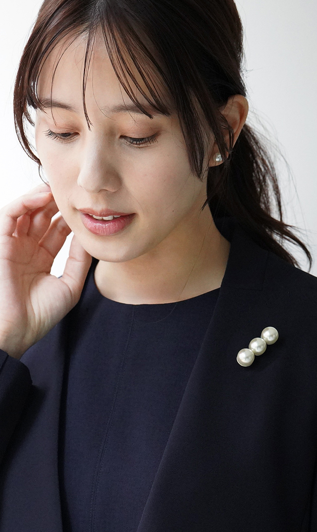 スリーパールブローチ（クロス付き）