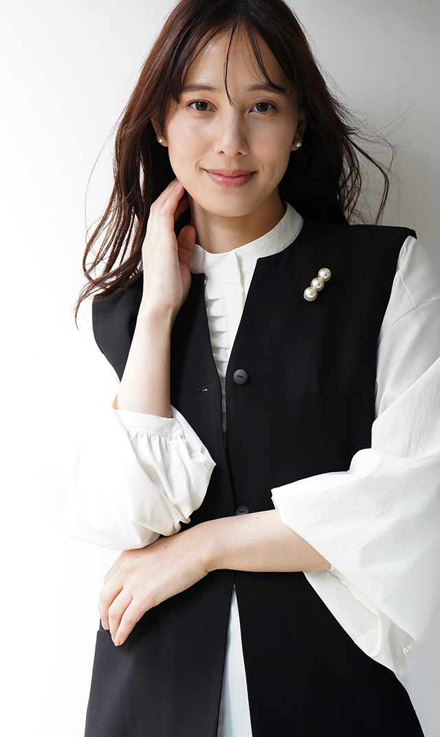 スリーパールブローチ（クロス付き）