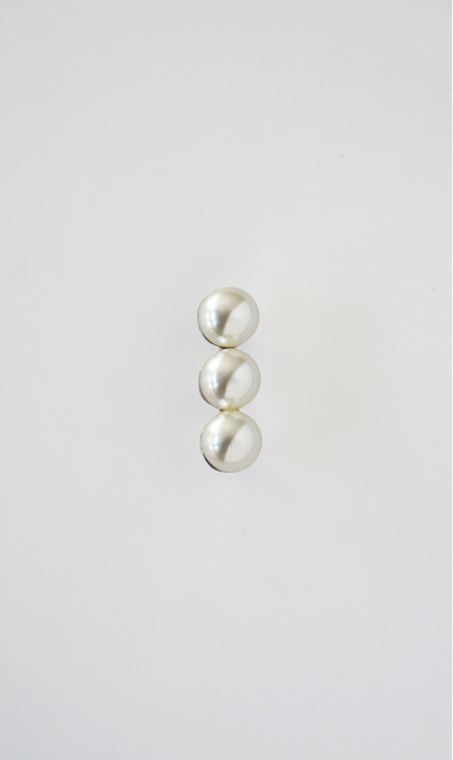 大粒のパールが目を惹き、装いに華やかさをプラス “スリーパール