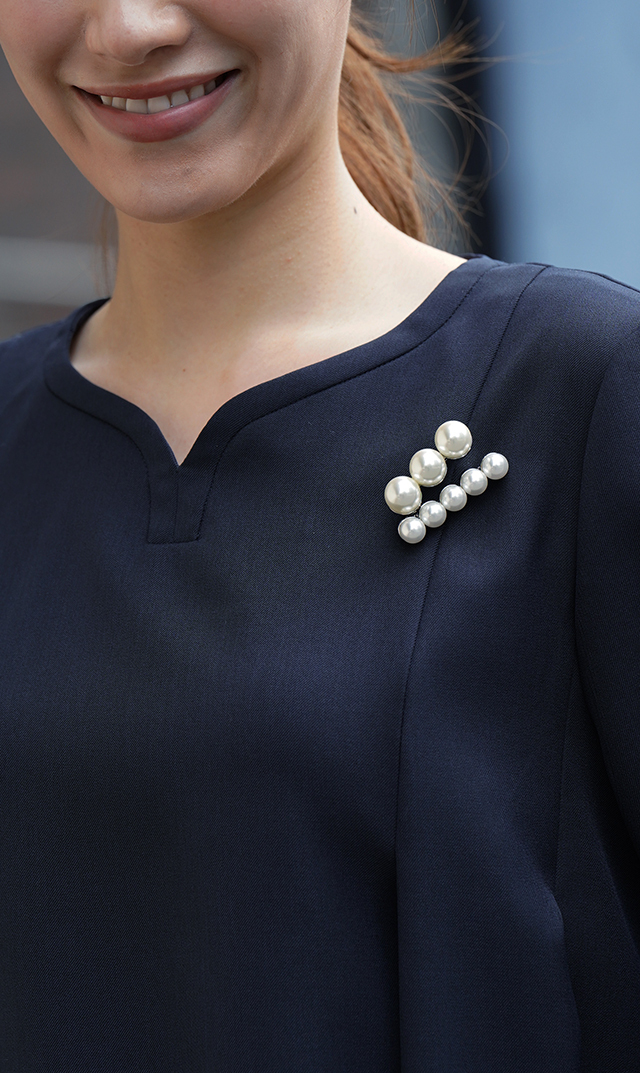 スリーパールブローチ（クロス付き）