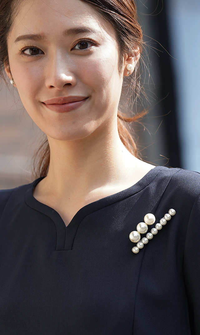 スリーパールブローチ（クロス付き）